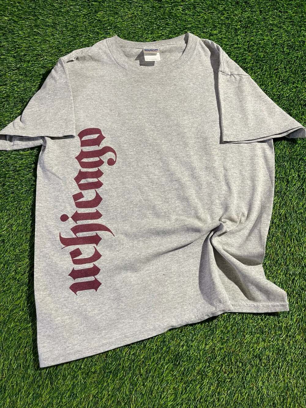 Gildan UChicago T-Shirt Size S Heather Grey Gothic Wordmark
